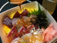 出汁茶漬も楽しめる海鮮丼 あさつき醤油付き