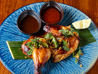 A course with a popular menu of Thai-style chicken thighs with bones "Kai Yang" (4 people or more)