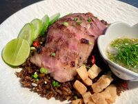 ข้าวผัดรถไฟหมูย่าง