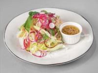 【TAKEOUT】フレッシュ農園サラダ キャラメルオニオンドレッシング（ハーフサイズ）410円