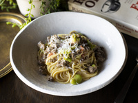 スパゲッティーニ　京丹波鹿の自家製サルシッチャと空豆、フレッシュトマトのソース