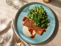 【TAKEAWAY】クリスピーサーモンのソテー - 青のりと豆腐のピューレ、グリーンチリとブロッコリーのタイガーサラダ添え