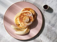 【TAKEAWAY】リコッタパンケーキ - フレッシュバナナ､ハニーコームバター