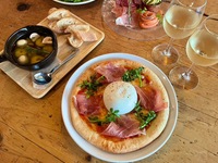 【幻のブラータチーズのピザコーズ】幻のチーズといわれるブラータチーズを使用したトマトピザをメインに選べるサラダ＆アヒージョ、食後にデザート＆ドリンクつき☆