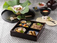 松花堂弁当 8,000円　※平日ご昼食・11:30-／13:30-二部制・フロア席限定