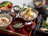 【比日氣御膳】小鉢5種　選べるメイン料理