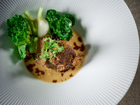 《オンライン予約特典あり》2階「DEK DINING」ディナーコース(15,000円)+乾杯用シャンパン+白赤ワイン各1杯プレゼント