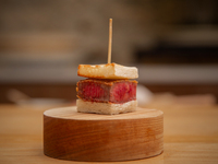 [Private room] Standard course of Kobe beef, carefully selected Wagyu beef and seasonal seafood, total of around 10 dishes