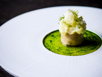 С 1 декабря <Обед> курс омакасе, состоящий примерно из 10 блюд с использованием тщательно отобранных сезонных ингредиентов (то же содержание, что и ужин)