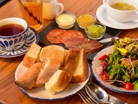 【8/9-17祝日モーニング】TINY BREAD 朝食パン食べ放題(90分・サラダ・ドリンク付)