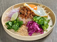 土祝／TORA（トラ）コース - トラピリカのスタンダードプラン。蒸し鶏と海老の生春巻き、ヤムヌア、山形豚のグリル