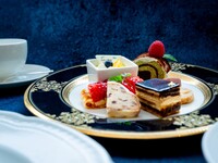 【11月｜平日限定ランチ】デザート5種盛り合わせ＆コーヒー・紅茶カフェフリー＜ハーフコース＞