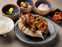 Almoço com 8 pratos com ganjang gejang produzido nacionalmente como prato principal