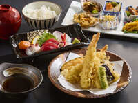 Shrimp tempura and sashimi set meal