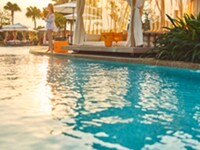 【プールサイドカバナ席確約】