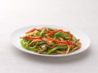 【アラカルト】40.牛肉とピーマンの細切り炒め（青椒牛肉絲）中盆