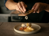 【ランチ】旬の食材で織りなすメインがフランス産厳選食材の全8品コース＋乾杯酒＋花束＋プレート（記念日）