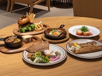 【公式】【Weekend special lunch】自慢のガレット含む7種から選べる季節のメインディッシュ~こだわりの前菜7種・サラダ・スープ・ソフトドリンクはビュッフェスタイルで~