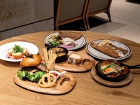 【公式】【Weekday special lunch】 ”シェフおすすめデザート3種付き”自慢のガレット含む7種から選べる季節のメインディッシュ~こだわりの前菜7種・サラダ・スープ・ソフトドリンクはビュッフェスタイルで~