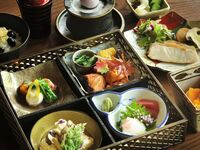 【山紅葉】旬の食材等8品をお弁当スタイルで＋1ドリンク（お椀＋和牛ステーキアップグレード）