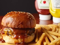 [Manzo HALAL di Kobe] Cheeseburger originale al barbecue