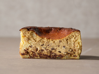 【TAKE OUT】"チョコ＆モカバスクチーズケーキ"（12月限定・数量限定）