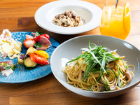 【平日ランチ限定】 焼き立て! ロティサリーチキンやパスタの選べるメインディッシュが選べるランチセット！