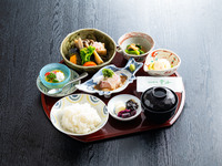 【雲海特製鯛丼御膳　胡麻だれ】小鉢、焚合、汁物など