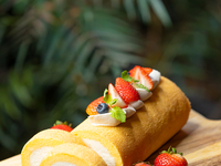 テイクアウト「苺たっぷりロールケーキ」15cm