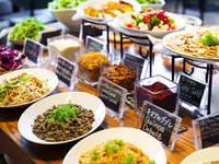 [Lunch] A salad bar with 30 varieties and a choice of three main dishes!