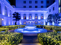 光り輝く中庭とフルコースディナー