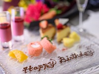 【平日】11：30入店可　メッセージ付デザートプレート+前菜ブッフェ+選べるメインで楽しむモダンランチ
