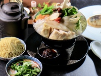 冬季限定《フカヒレの薬膳鍋コース》2種のフカヒレ食べ比べ！フカヒレ背ビレと鮑の上海風土鍋仕立てとフカヒレ胸ビレと鶏白湯の薬膳鍋、冬季限定アツアツ贅沢鍋コース＋20種類から選べるドリンク付き