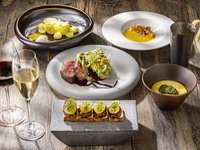 前菜、スープ、メイン、デザートからなるフルコースランチ