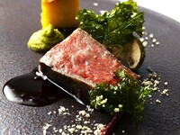 官方网站限定【日本时令套餐】以和牛为特色的主厨推荐套餐，保证能坐在窗边享用一杯香槟！