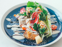 グリルチキンのシーザーサラダ　スープ・パン付き