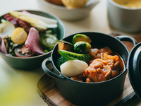 美味鶏のトマト煮込み　ランチサラダ・スープ・パン付き