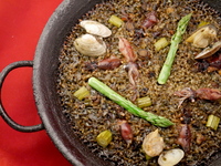 【3/12〜】生ホタルイカのパエリア ¥9,800（税抜）