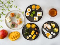 【平日：窓側確約・天空アフタヌーンティー】季節のティーフードやスパーク含むフリードリンク＋季節の乾杯酒