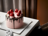 Strawberry and chocolate layer cake / diameter 15cm