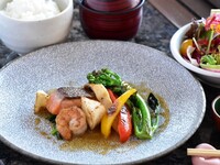 サーモンと海老、季節野菜の鉄板焼