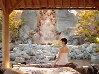 【神戸みなと温泉 蓮　日帰り温泉優待券付き】ストロベリーアフタヌーンティー（ロゼスパークリングワイン付）＜店内席＞