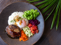 オフィシャルWeb限定最安値【ランチハワイアンテーブルシェア】ロコモコなどを楽しむ全5皿+ドリンクバー(土日祝限定)