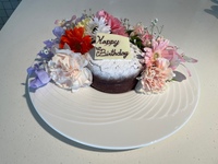 昼、夜 共有プラン）記念日プラン＝牛肉メインの5種類のコース料理+ガトーショコラのラウンドケーキ+乾杯スパークリングワイン