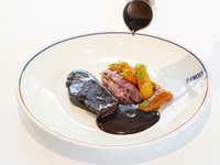 【午餐主廚精選套餐】1道開胃菜，2道主菜，1道甜點，共4道菜，附1杯飲品