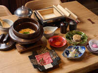 【華コース】『風味豊かな出来立て豆富』と『旨味溢れる和牛小鍋すき焼き＆湯葉の土鍋ご飯 蟹餡掛け』土日祝 5,936円(税抜)