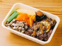 Beef skirt steak with miso, ponzu sauce and seaweed bento