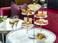 ［11:00 / 11:30］Deluxe Peach Afternoon tea with Conrad Bear