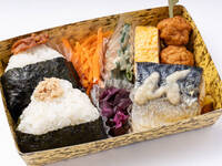 (Brown rice change) Rice ball and grilled mackerel bento