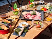 【夏季限定】開放的なテラスで楽しむシェフこだわりの食材を取り揃えたディナーBBQ（アルコール飲み放題付き）【土曜19時～】